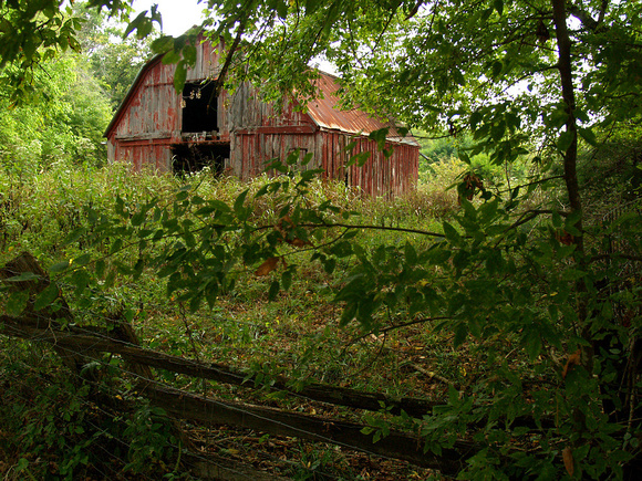 Old barn along the road to Erbie